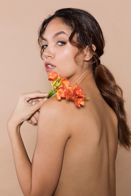 Free photo beauttiful young woman starring over shoulders