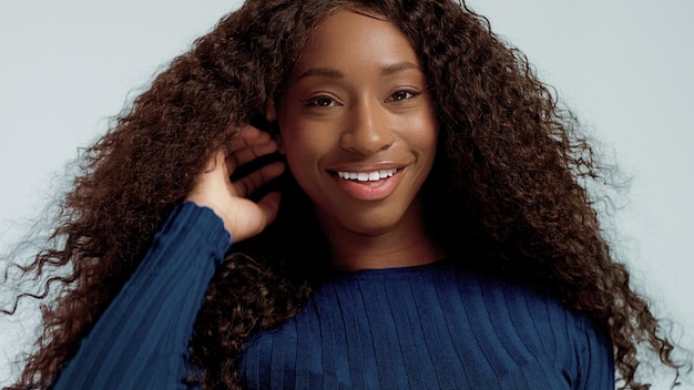 긴 곱슬 머리와 완벽한 미소를 가진 미인 흑인 혼혈 아프리카계 미국인 여성