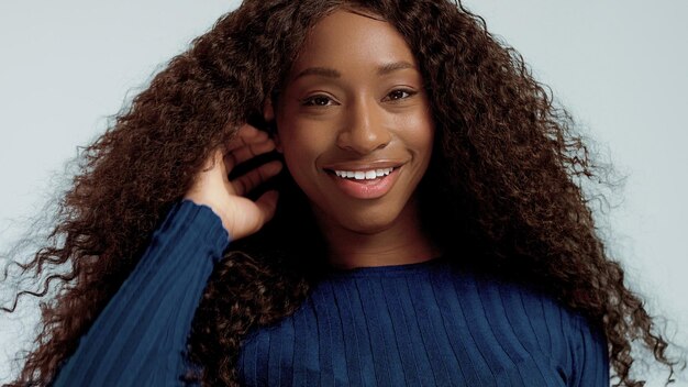 長い巻き毛と完璧な笑顔を持つ美黒混血アフリカ系アメリカ人女性