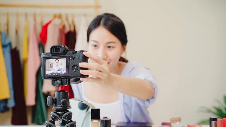 무료 Photo 비디오 녹화를 위해 카메라 앞에 앉아있는 뷰티 블로거 선물 뷰티 화장품