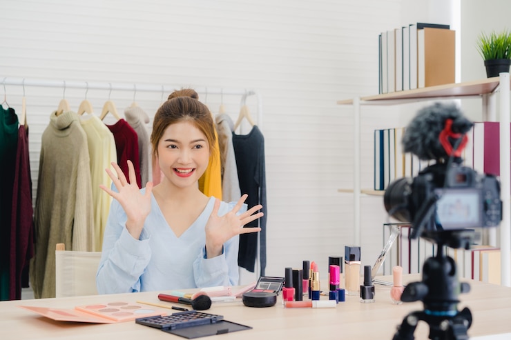 무료 Photo 비디오 녹화를 위해 카메라 앞에 앉아있는 뷰티 블로거 선물 뷰티 화장품