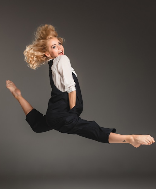Блондинка красоты в балетном прыжке