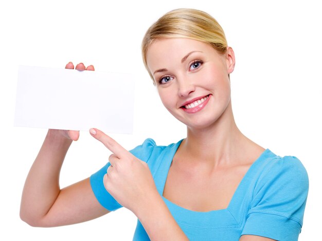 白で隔離-空白の白いカードを指している美容金髪女性