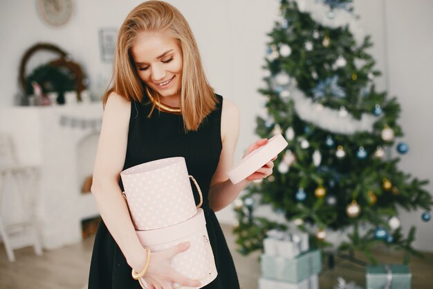 美しいクリスマスの少女