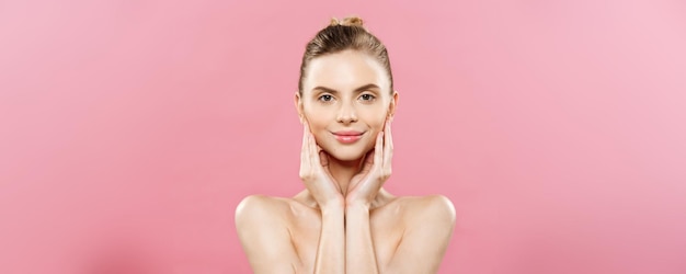 Бесплатное фото Концепция красоты красивая женщина с чистой свежей кожей крупным планом на розовой студии уход за кожей лица косметология