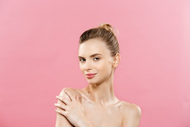 깨끗 한 신선한 피부와 아름다움 개념-아름 다운 여자 핑크 스튜디오에 닫습니다. 피부 관리 얼굴. 미용술.