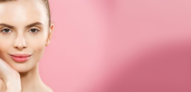 Концепция красоты Крупным планом Портрет привлекательной кавказской девушки с красивой натуральной кожей, изолированной на розовом фоне с копировальным пространством