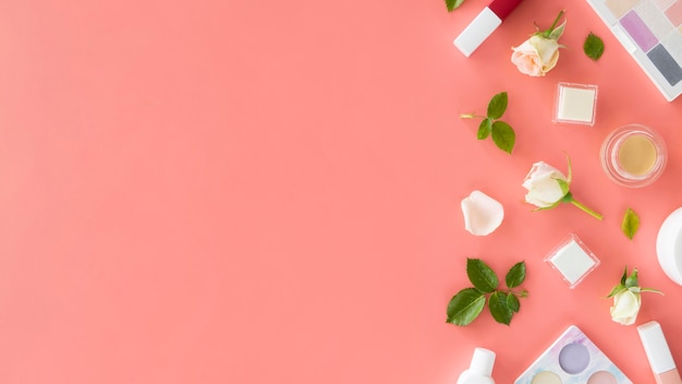 Foto gratuita prodotti cosmetici di bellezza e rose con copia-spazio