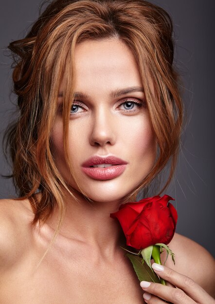 Портрет моды красоты молодой белокурой модели женщины с естественным составом и совершенной кожи с красивой представлять розы