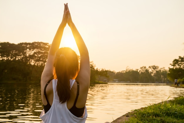 Foto gratuita bellezza mano alba meditare rilassarsi