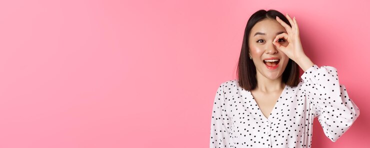 無料Photo 美容とライフ スタイルのコンセプト美しいアジアの女の子大丈夫サインを見て、笑顔の驚いたスタンド