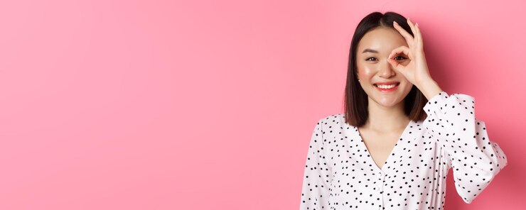無料Photo かわいい笑顔のアジアの女の子の美しさとライフ スタイルのコンセプトのクローズ アップ