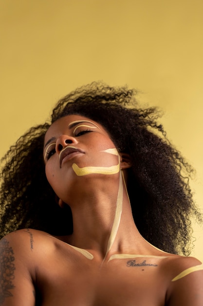 Ritratto di bellezza della donna afro con trucco etnico