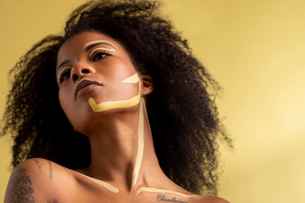 Foto gratuita ritratto di bellezza della donna afro con trucco etnico