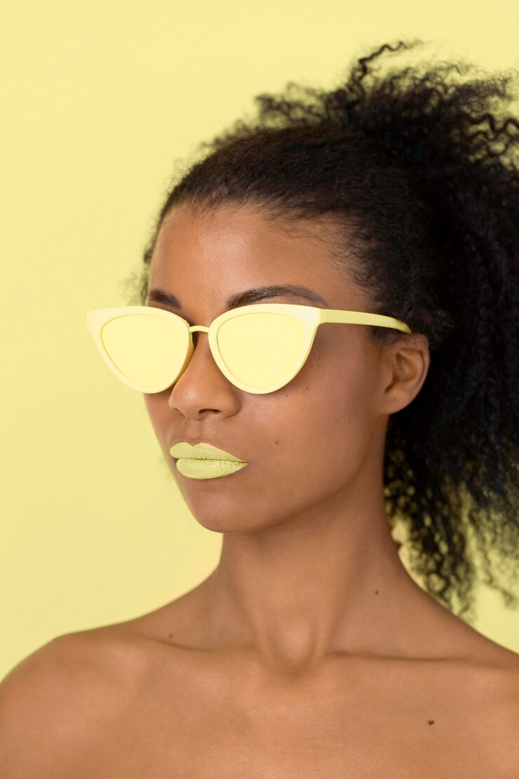 Free Photo beauty portrait of afro woman with yellow lipgloss and sunglasses