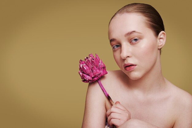 Портрет красоты молодой женщины с растением