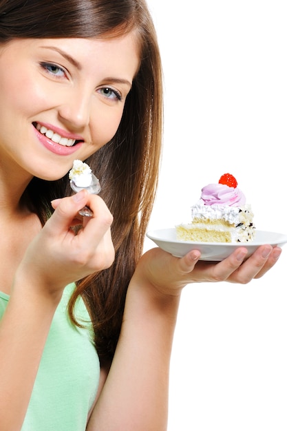 Foto gratuita bellezza abbastanza giovane femmina con la torta sulla piastra su bianco