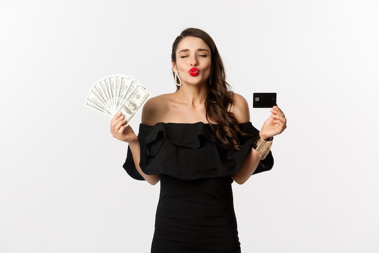 無料Photo 美容とショッピングのコンセプト。白い背景の上に立って、クレジットカードとドルを示して、キスのためのかなり魅力的な女性のパッカー唇。