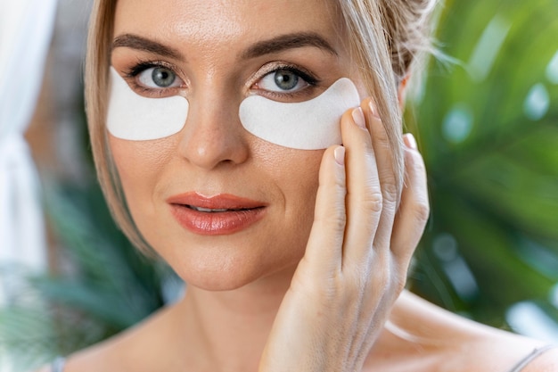 Free photo beauty vlogger wearing under eye masks