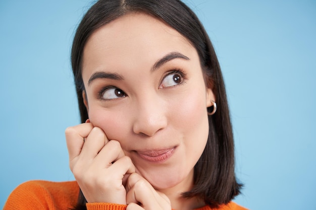 Free photo beauty and wellbeing close up portrait of young happy asian woman smiling and showing candid emotion