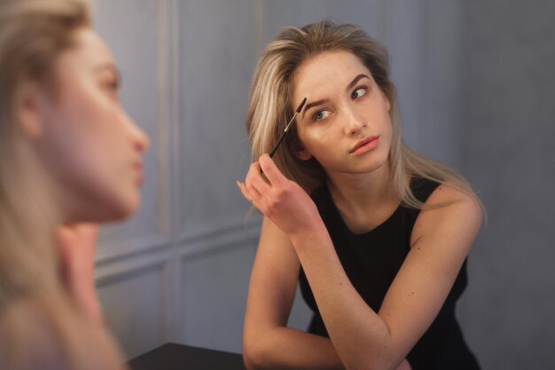 Beauty woman applying makeup