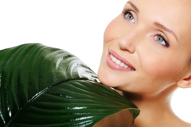 Fronte della donna di bellezza con pelle pulita