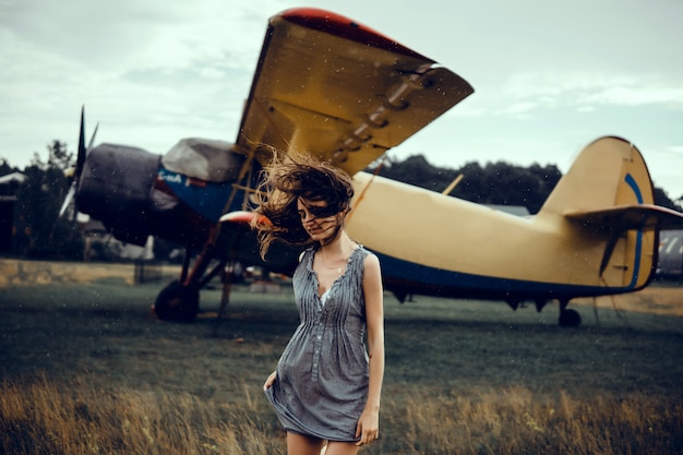 Foto gratuita ritratto della donna di bellezza in strada, ritratto all'aperto, modella