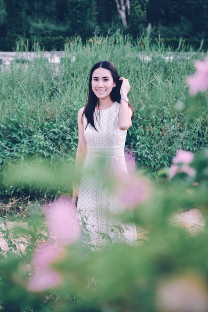 녹색 공원에 서있는 아름다움 여자 프리미엄 사진