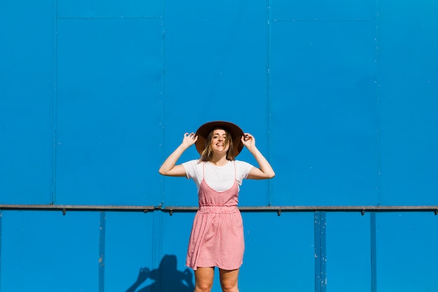 Foto gratuita posa della giovane donna di bellezza felice