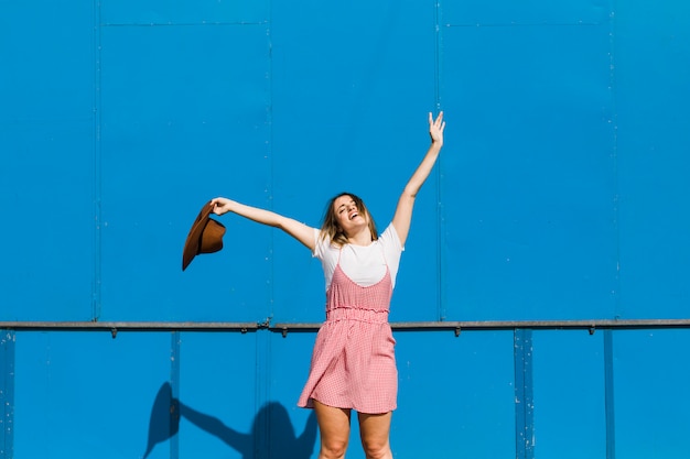 Foto gratuita posa della giovane donna di bellezza felice