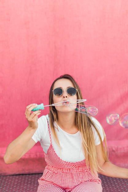 Foto gratuita posa della giovane donna di bellezza felice