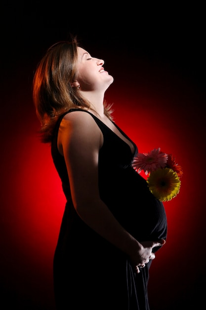 美しい幸せな妊娠中の若い女性