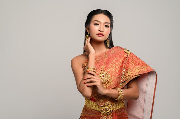 タイのドレスを着ている美しいタイの女性