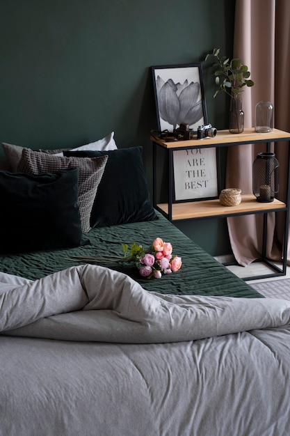 Foto gratuita vista della camera da letto con arredamento per la sistemazione del letto