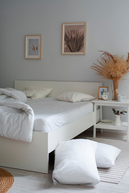 Foto gratuita vista della camera da letto con lenzuola e decorazioni