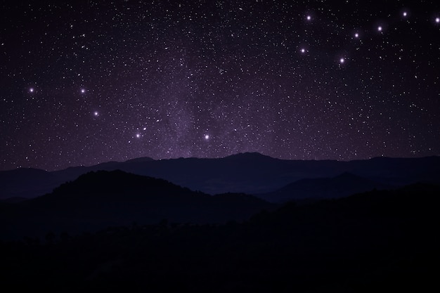 Foto gratuita bellissimo paesaggio con montagna e cielo stellato