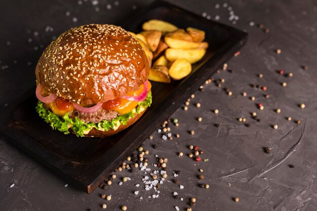 テーブルの上のフライドポテトとビーフバーガー