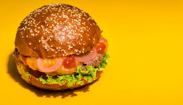 Foto gratuita hamburger di manzo con lattuga e pomodori