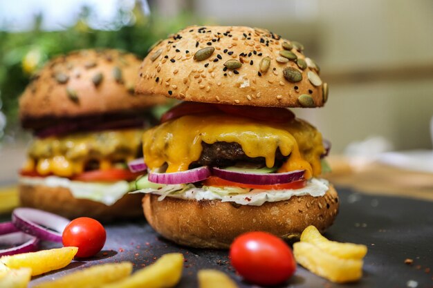 食材を使ったビーフバーガー