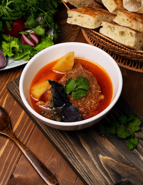 Говядина, тушеное мясо ягненка, суп с картофельным пюре, базиликом и петрушкой в томатном соусе.