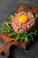 Foto gratuita bistecca di manzo alla tartara ancora in vita