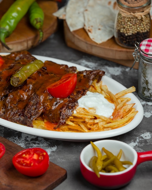 Foto gratuita bistecca di manzo con pomodori e patate fritte