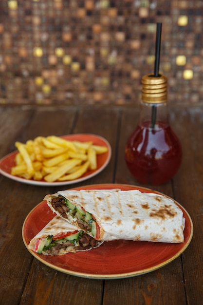 Foto gratuita il manzo si avvolge nella focaccia con cetriolo, pomodoro e maionese