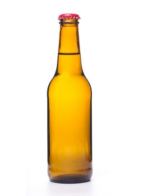 Бесплатное фото Бутылка пива на белом фоне