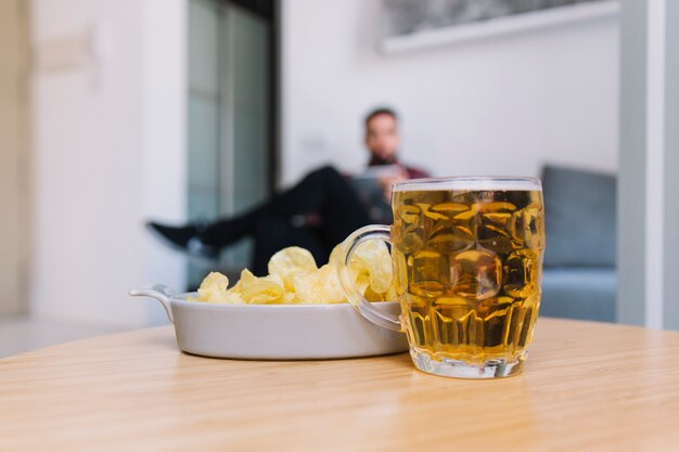 ぼんやりした男とビールのコンセプト