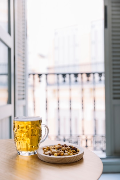 Free photo beer concept with nuts