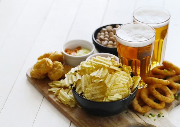 Foto gratuita birra e snack