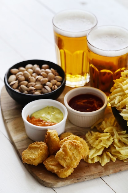 Foto gratuita birra e snack