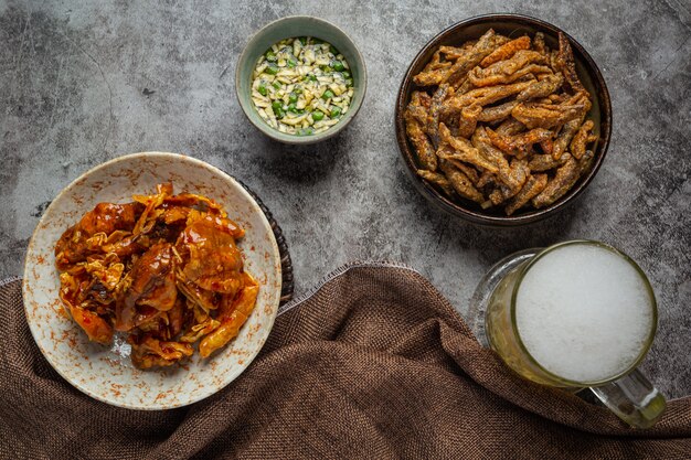 바삭한 생선 전채 요리, 세계 맥주의 날 맥주.