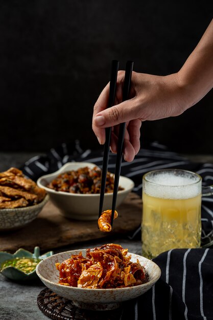 바삭한 생선 전채 요리, 세계 맥주의 날 맥주.